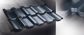 Metalowa dachówka modułowa w kolorze grafitowym, model Venecja, prezentowana na jasnym tle w Zielonce, z bliska widoczny profil i precyzyjne wykończenie.