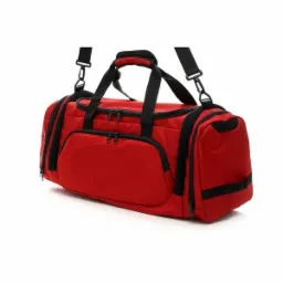 Czerwona torba sportowa z czarnymi uchwytami i paskiem na ramię, widoczna na białym tle.