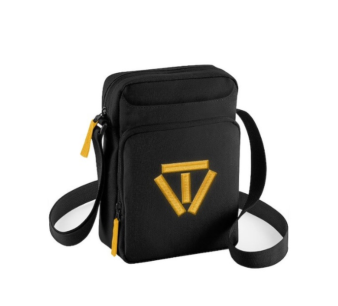 Czarna, materiałowa torba listonoszka z żółtym haftowanym logo na kieszeni, z żółtymi zamkami błyskawicznymi i czarnym paskiem na ramię.