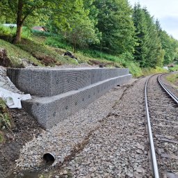 Zabezpieczanie skarp przy torach. Duszniki Zdój. 