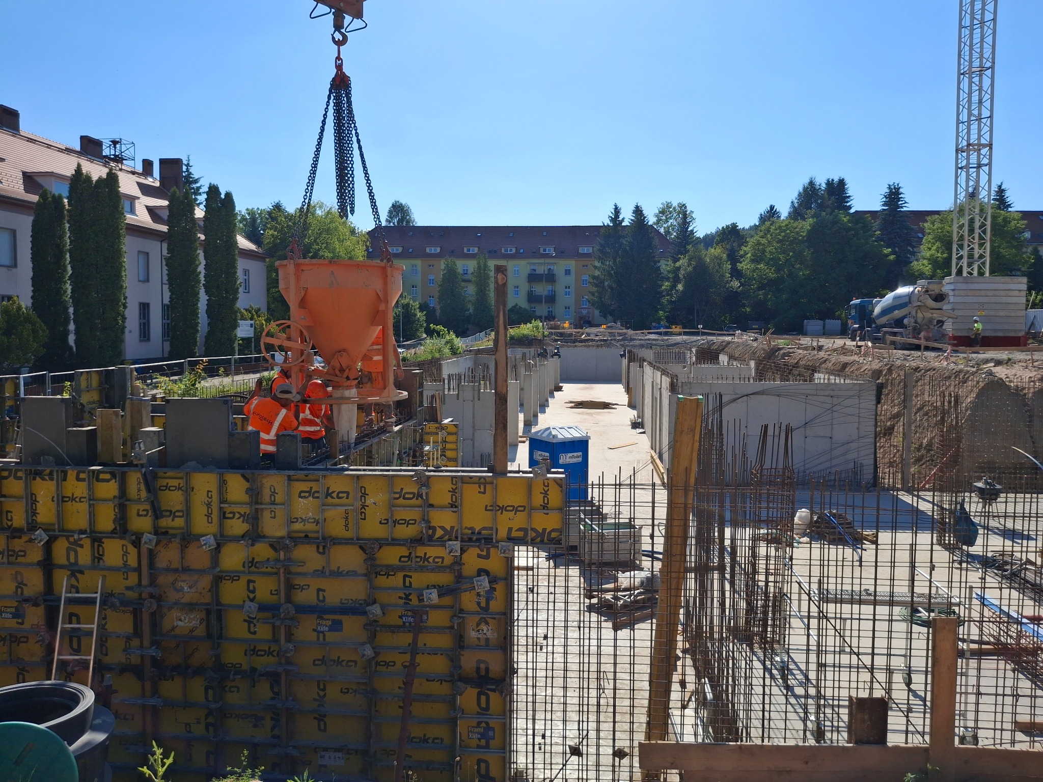 Budowa budynku wielorodzinnego 5500m2. w Jeleniej Górze - ściany żelbetowe garażu podziemnego.
