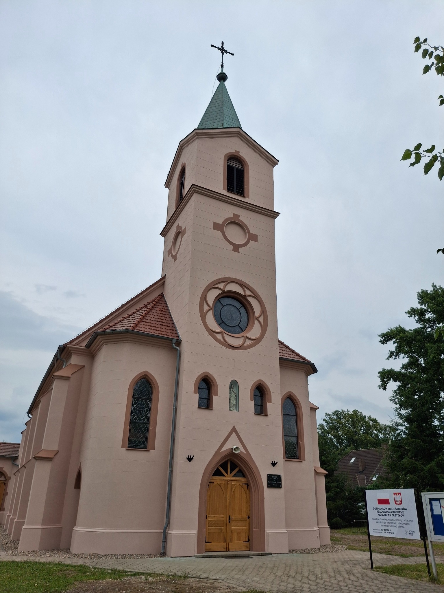 Remont elewacji wewnątrz i zewnątrz kościoła w Ruszów. 2025