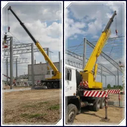 Montaż konstrukcji stalowej hali z użyciem dźwigu samojezdnego, widoczni pracownicy na wysokościach, teren budowy w trakcie prac ziemnych.