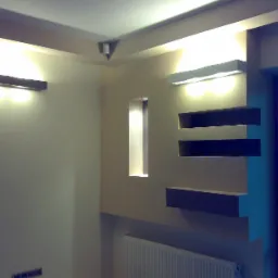 Nowoczesne wnętrze z oświetleniem punktowym, wnękami dekoracyjnymi i półkami ściennymi w kolorze beżowym, widok na okno z drzewami na zewnątrz.