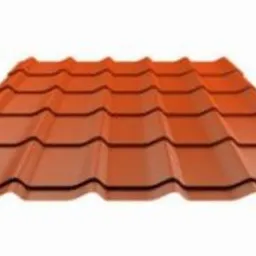 Arkusz blachy dachówkowej w kolorze ceglastym, profilowany w fale, na białym tle.