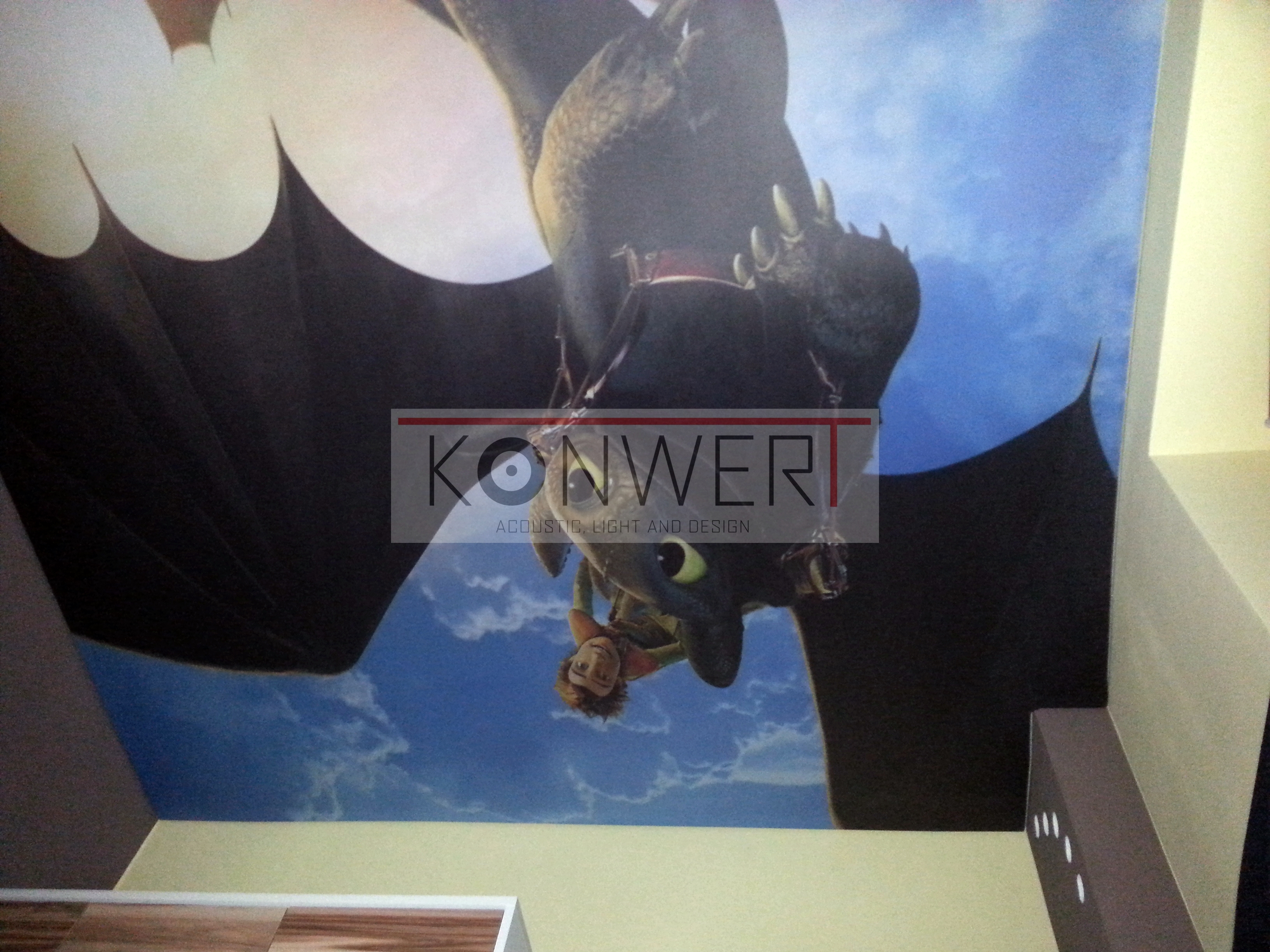 Fototapeta na suficie z motywem z filmu 'Jak wytresować smoka', przedstawiająca smoka Szczerbatka i Czkawkę na tle błękitnego nieba.