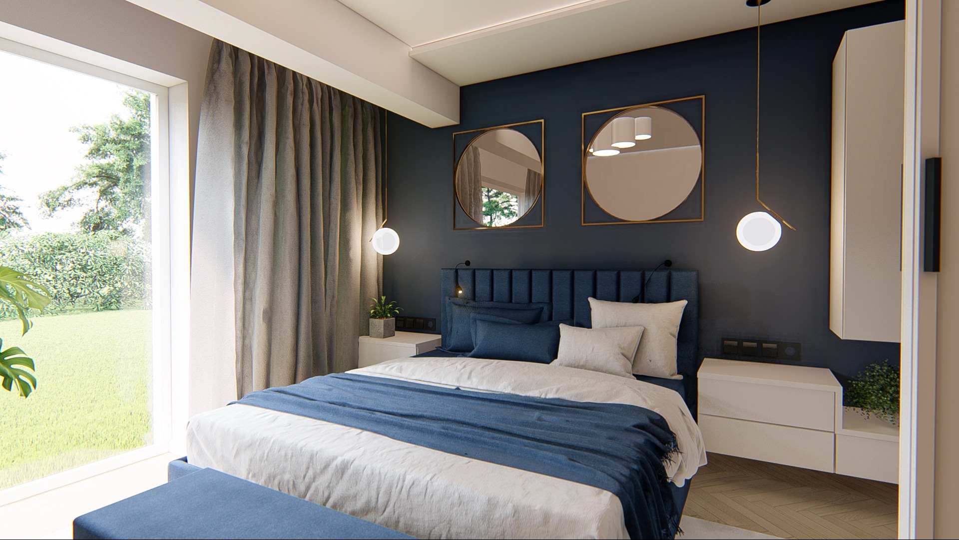 Nowoczesna sypialnia z łóżkiem w kolorze granatowym, okrągłymi lustrami w złotych ramach i wiszącymi lampami kulami, w tle widok na zielony ogród przez duże okno.