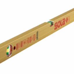 Poziomica budowlana marki Sola z aluminiową obudową w kolorze złotym, z widocznymi libellami i czerwonymi detalami, umieszczona na białym tle.