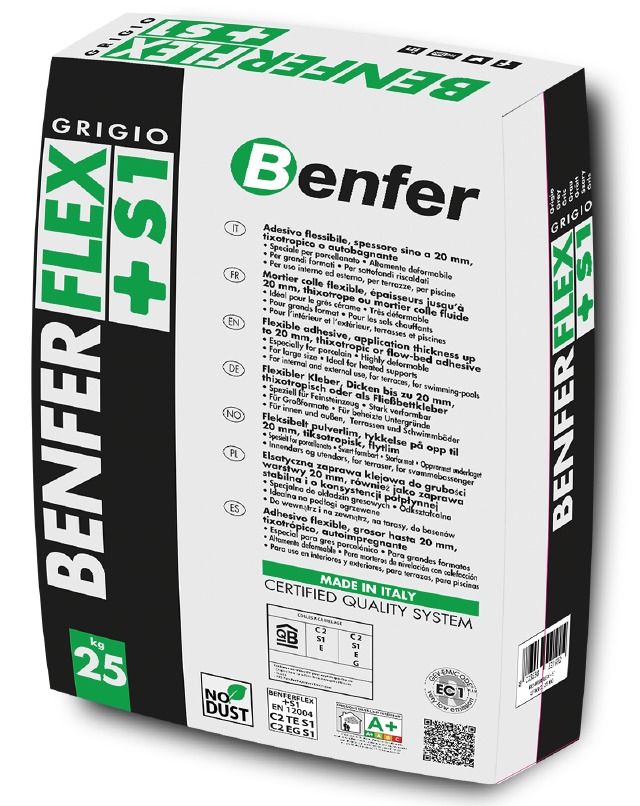 Opakowanie kleju do płytek Benfer Flex + S1 Grigo, przeznaczonego do stosowania wewnątrz i na zewnątrz budynków, w tym na ogrzewane podłogi i baseny, z certyfikatem jakości Made in Italy.
