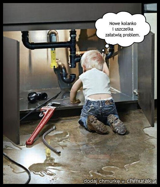 Mały blond chłopiec klęczy przed szafką pod zlewem, przyglądając się instalacji hydraulicznej, z rozwartym kluczem i wężem na podłodze, która jest zalana wodą, a nad głową chłopca znajduje się...