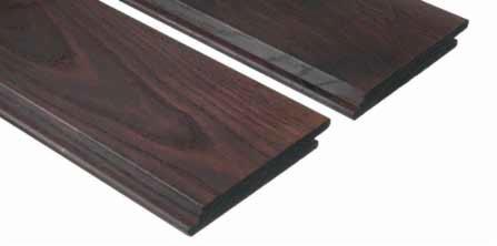 Dwie deski tarasowe z ciemnego drewna egzotycznego, widoczne połączenia na pióro i wpust, ułożone na białym tle.