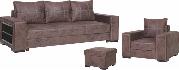 Zestaw wypoczynkowy: sofa trzyosobowa z podłokietnikiem z wnękami, fotel i pufa w brązowej tapicerce imitującej skórę.