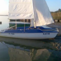 łódka typu katamaran