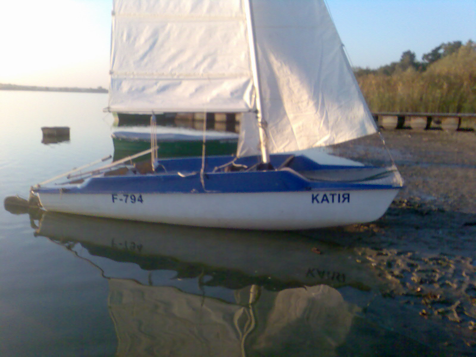 łódka typu katamaran