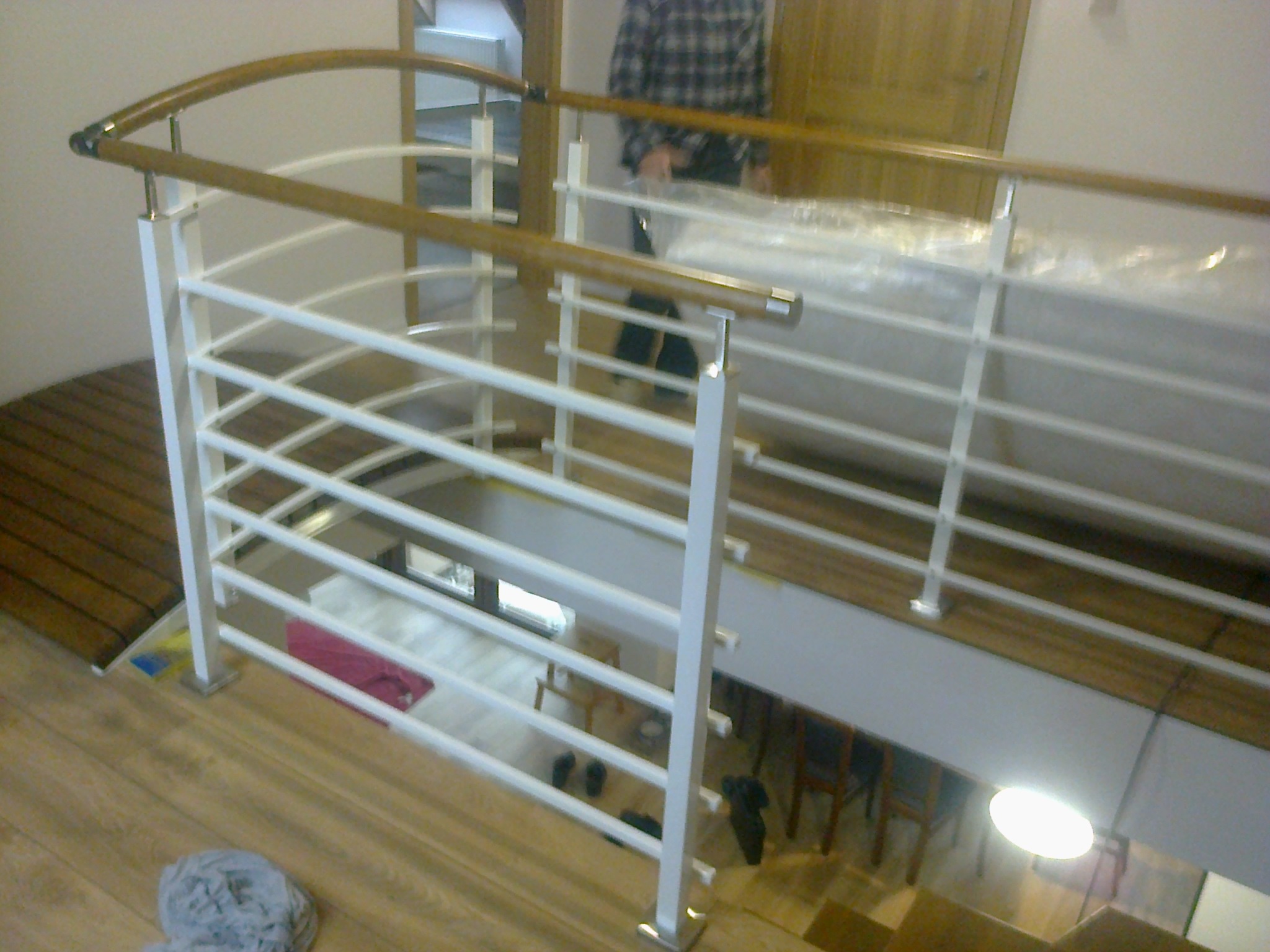 Balustrada wewnętrzna z elementami nierdzewnymi z poręczą drewnianą lub ze stali nierdzewnej