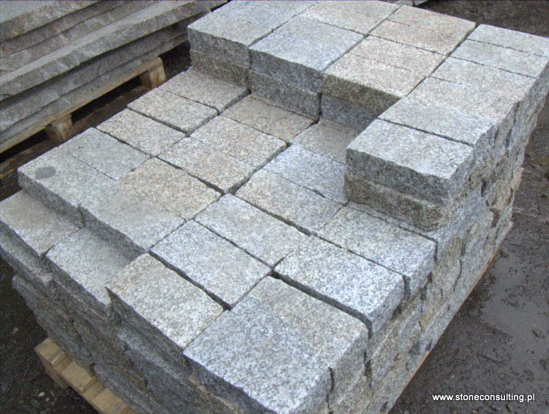 Kostka granitowa płomieniowana cięta z bokami łupanymi