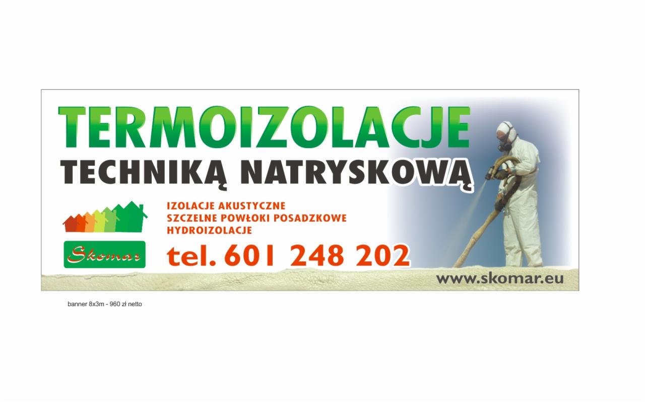 Banner reklamowy: natryskowa termoizolacja. Pracownik w kombinezonie aplikuje pianę izolacyjną. Logo firmy, numer telefonu i adres strony internetowej.