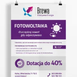 Plakat reklamowy firmy Brewa, oferującej fotowoltaikę z dotacją do 40%, zawieszony na dwóch klipsach.