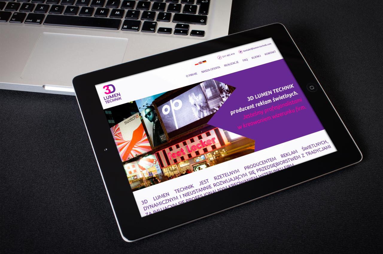Tablet wyświetla stronę internetową firmy 3D LUMEN TECHNIK z przykładami realizacji reklam świetlnych, obok leży laptop.