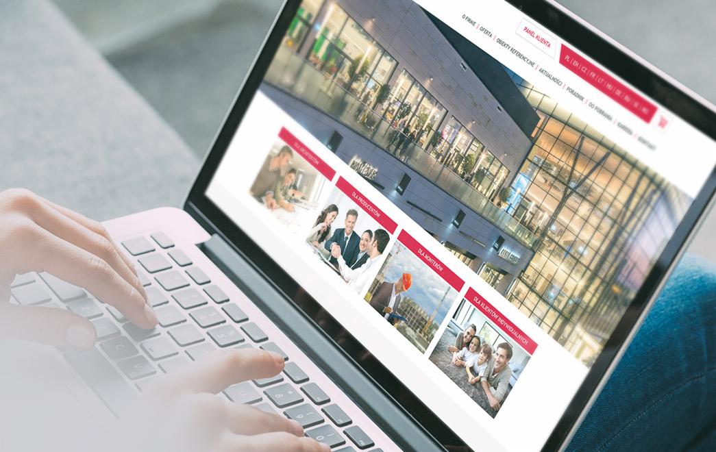 Osoba przegląda na laptopie stronę internetową z galerią realizacji, prezentującą zdjęcia budynków i ludzi w różnych sytuacjach zawodowych.