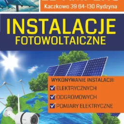 Grafika reklamowa firmy EL-AMPERO z Kackowa oferującej instalacje fotowoltaiczne, elektryczne, odgromowe i pomiary elektryczne, z widocznymi panelami słonecznymi, turbinami wiatrowymi i kamerą...