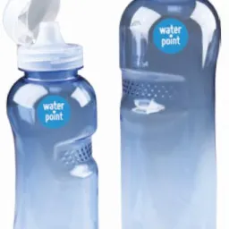 Dwie przezroczyste, błękitne butelki sportowe z logiem 'water point', jedna z otwartym ustnikiem, druga zamknięta.