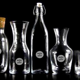 Szkło gastronomiczne: Stylowe, eleganckie karafki i butelki do serwowania wody. Możliwość wygrawerowania logotypu na wybranym typie karafki, butelki oraz na szklankach.