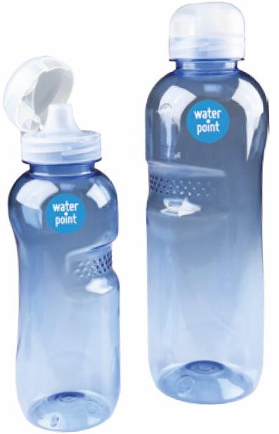 Dwie przezroczyste, błękitne butelki sportowe z logiem 'water point', jedna z otwartym ustnikiem, druga zamknięta.