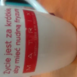 Biały kubek z czerwonym napisem 'Życie jest za krótkie, aby mieć nudną fryzurę MATRIX. Wyobraź sobie kim możesz być.'