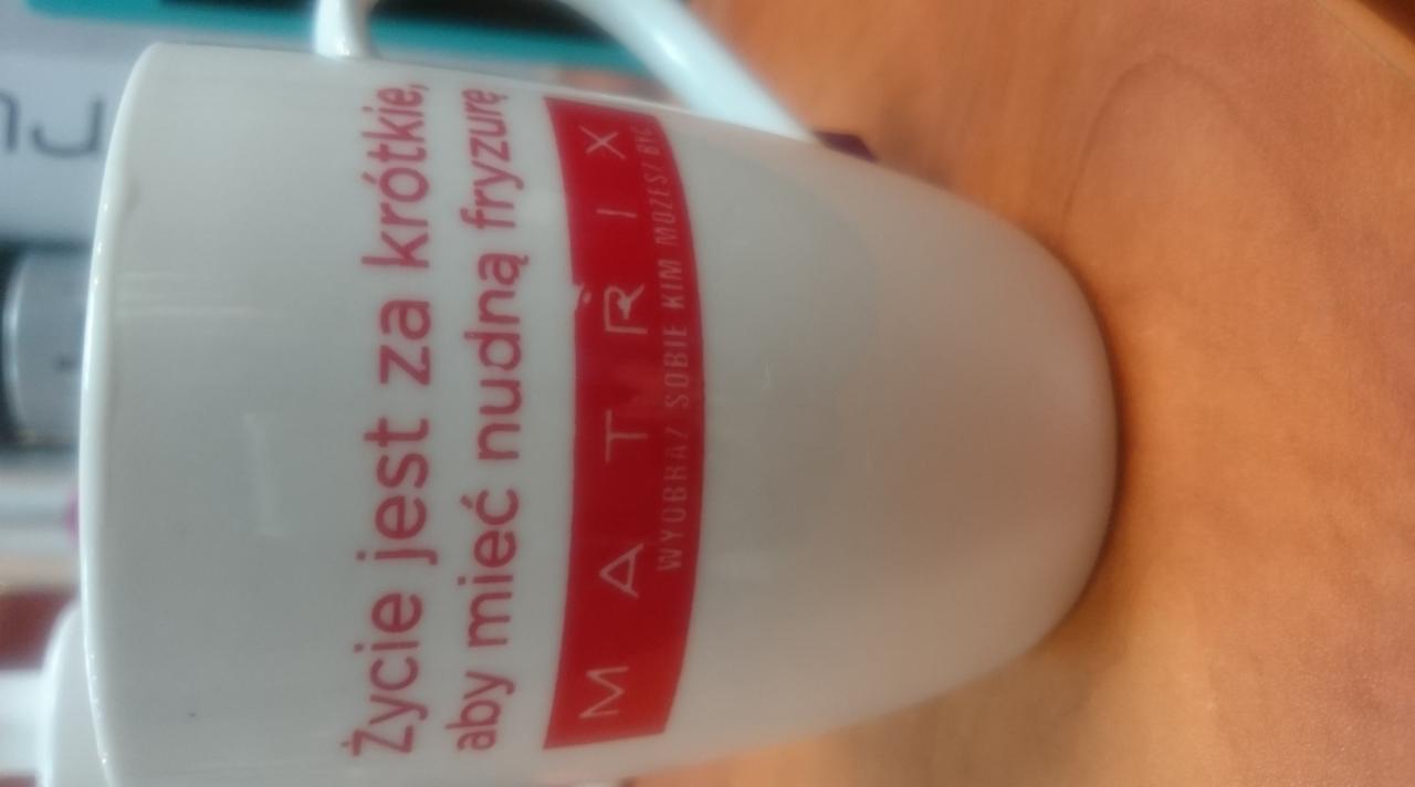 Biały kubek z czerwonym napisem 'Życie jest za krótkie, aby mieć nudną fryzurę MATRIX. Wyobraź sobie kim możesz być.'