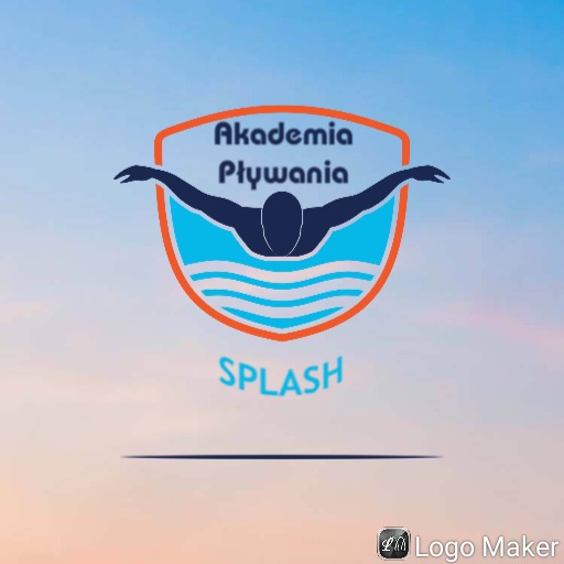 Logo Akademii Pływania 'Splash' z sylwetką pływaka w stylu motylkowym, umieszczone na tle błękitnego nieba z delikatnymi różowymi odcieniami.