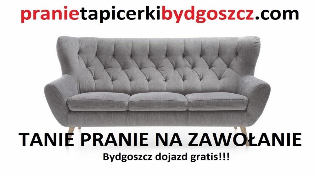 Szara, trzyosobowa sofa z pikowanym oparciem na jasnym tle, z widocznym adresem strony internetowej i hasłem reklamowym 'Tanie pranie na zawołanie Bydgoszcz dojazd gratis!!!'.