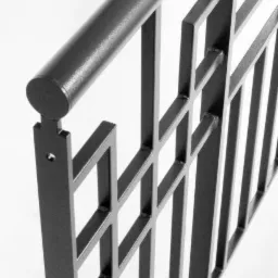 Metalowa balustrada schodowa o geometrycznym wzorze, spawana z profili kwadratowych i okrągłych, pomalowana na ciemny kolor, widoczne spawy.