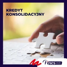 Dłoń umieszcza biały element układanki w niedokończone puzzle, w tle rozmyte zielone tło, w dolnej części logo firmy.