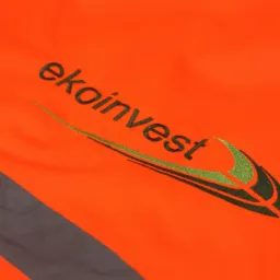 Pomarańczowa odzież robocza z szarym pasem i wyhaftowanym logo 'ekoinvest' w kolorze czarnym i zielonym.