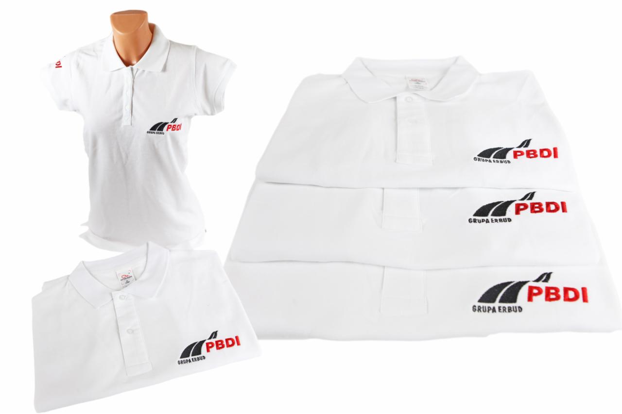 Białe koszulki polo z krótkim rękawem z wyhaftowanym logo PBDI Grupa Erbud, ułożone na białym tle, jedna na manekinie.