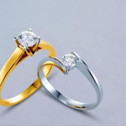 Zdjęcie reklamowe złotych pierścionków zaręczynowych z diamentami