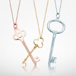 Zdjęcie reklamowe złotych naszyjników-kluczyków 