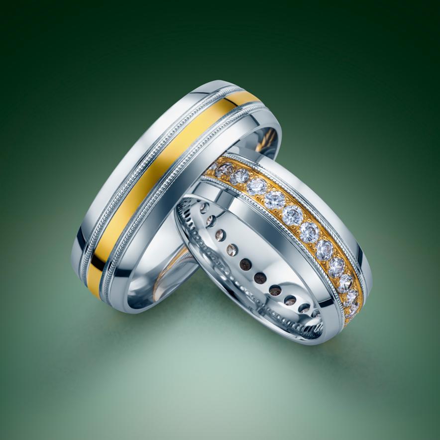 Zdjęcie reklamowe złotych obrączek z diamentami