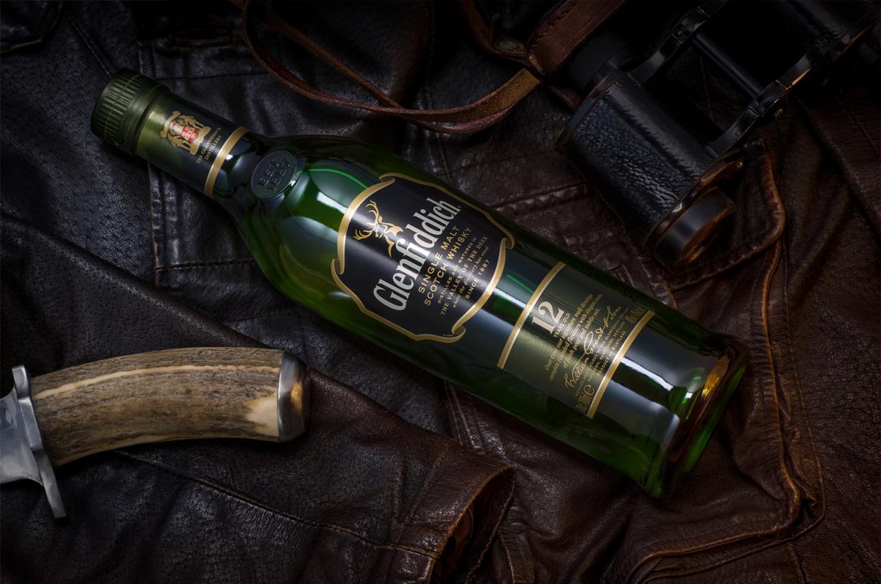 Zdjęcie z aranżacją butelki whisky Glefiddich
