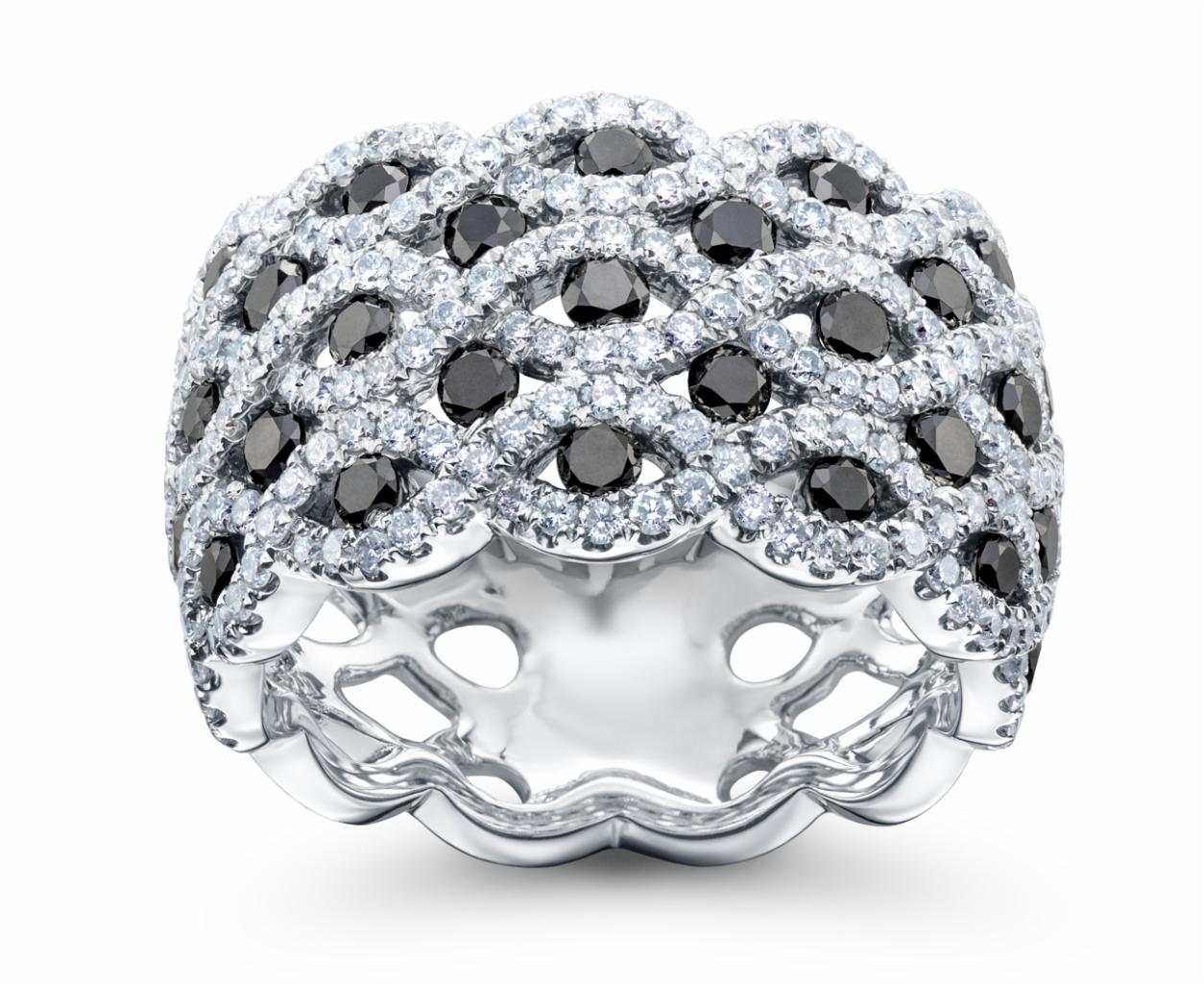 Packshot pierścionka z czarnymi diamentami