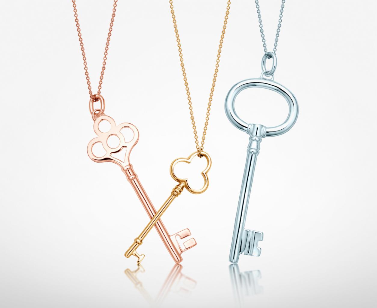 Zdjęcie reklamowe złotych naszyjników-kluczyków