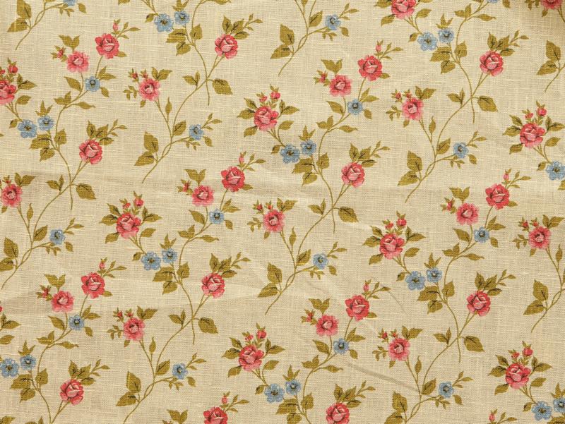 Beżowa tkanina lniana w drobny wzór różowych róż i niebieskich niezapominajek na gałązkach.
