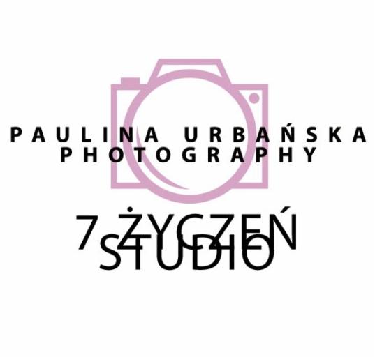 Logo firmy fotograficznej: różowy kontur aparatu, napis 'Paulina Urbańska Photography' i '7 Życzeń Studio'.