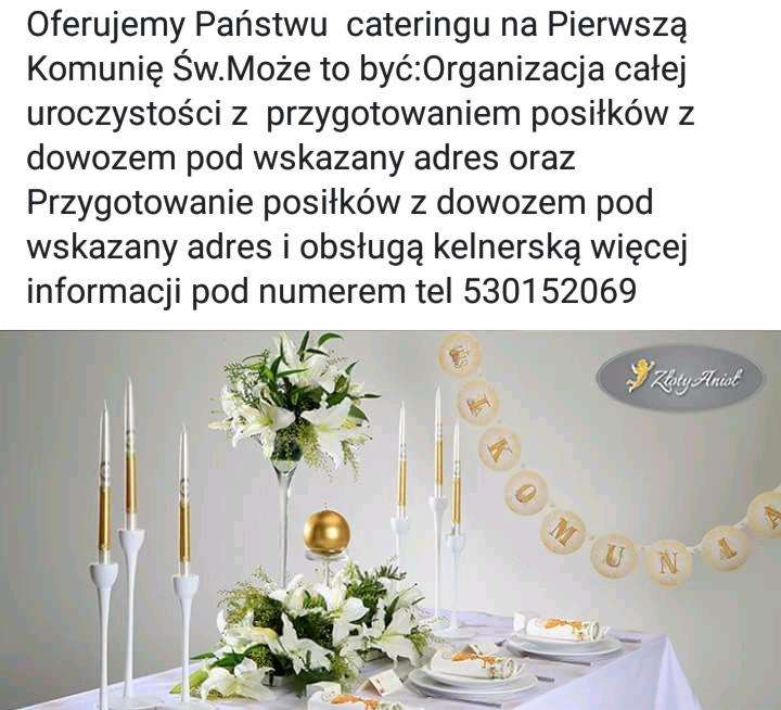 Dekoracja stołu komunijnego z białymi liliami, złotymi świecami i napisem 'Komunia' na girlandzie, widoczne talerze z dekoracjami, logo firmy w prawym górnym rogu.