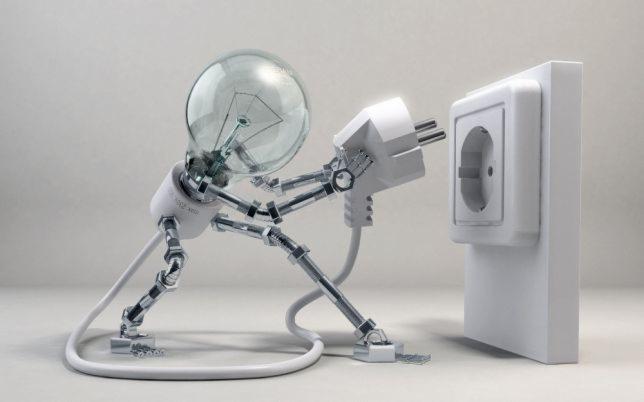 Stylizowana grafika 3D przedstawiająca żarówkę zasilaną z gniazdka elektrycznego, imitująca robota z metalowymi przegubami.