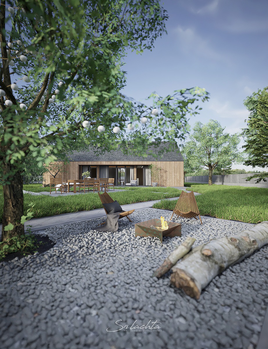 Wizualizacja nowoczesnego domu z drewnianą elewacją, widok z ogrodu z paleniskiem i designerskimi krzesłami na żwirowym podłożu, drzewo z dekoracyjnymi kulami oświetleniowymi w pierwszym planie.