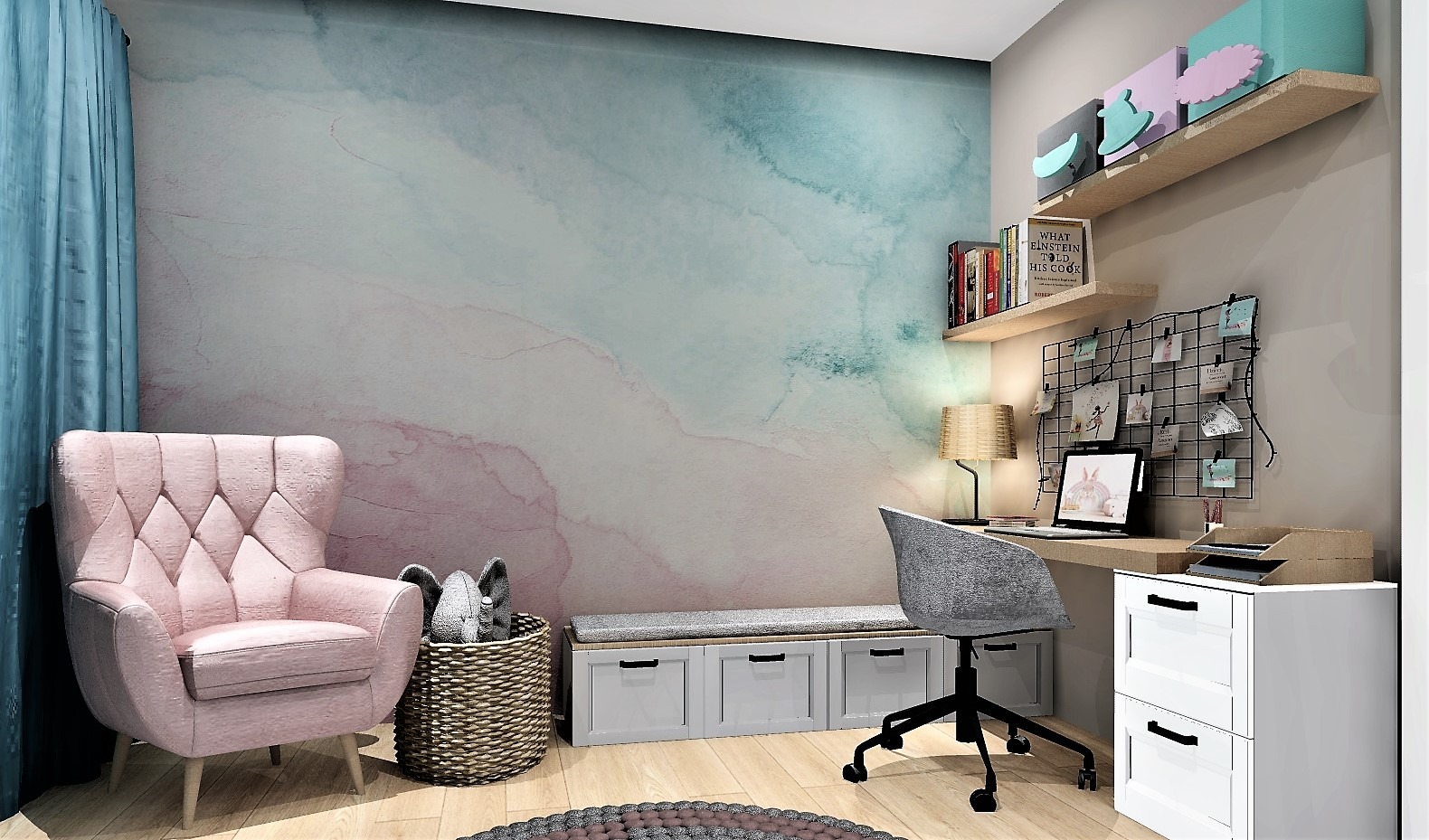 Pokój z pastelową akwarelową ścianą, różowym fotelem typu uszak, biurkiem z laptopem i szarą obrotową krzesłem, oraz półkami z dekoracjami.