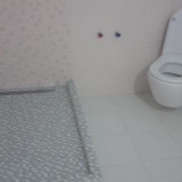 Maksim Halushka MaxiSoft - Nowoczesna łazienka po remoncie: biała wisząca toaleta, szary brodzik z odpływem liniowym i jasne płytki na ścianach.