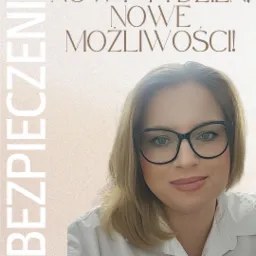 Portret uśmiechniętej kobiety w okularach, z napisem 'Nowy tydzień, nowe możliwości!' i pionowym napisem 'Ubezpieczenia' po lewej stronie.